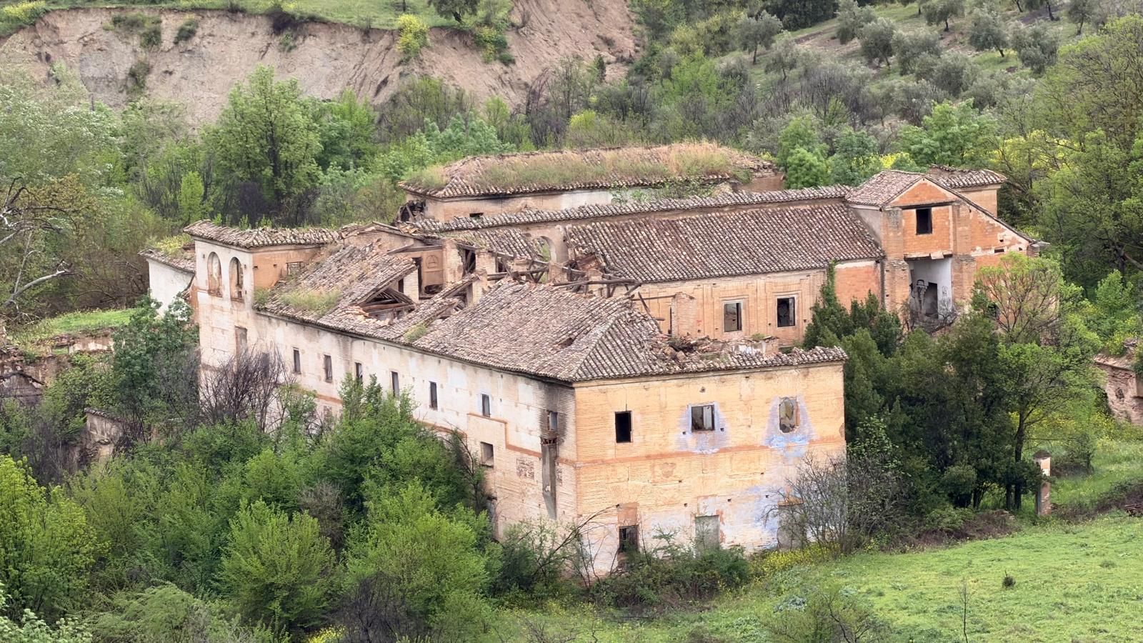 La hacienda de Jesús del Valle vista desde el cerro, con olivos en la ladera